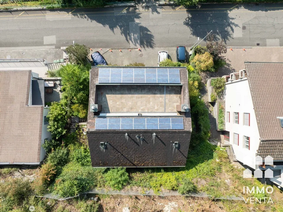 Mit Dachterrasse über Biel - EFH mit Option auf Doppeleinfamilienhaus