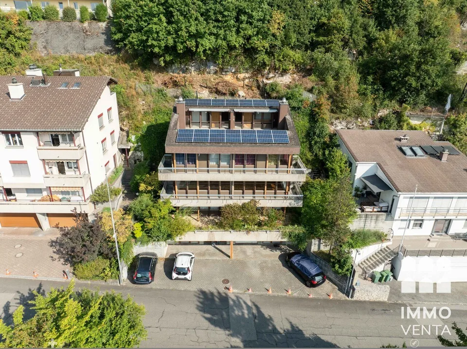 Mit Dachterrasse über Biel - EFH mit Option auf Doppeleinfamilienhaus