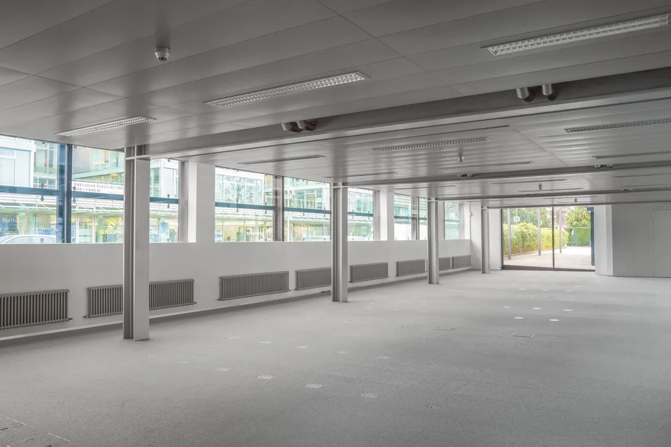 Bureau exclusif avec accès au lac et terrasse sur le toit