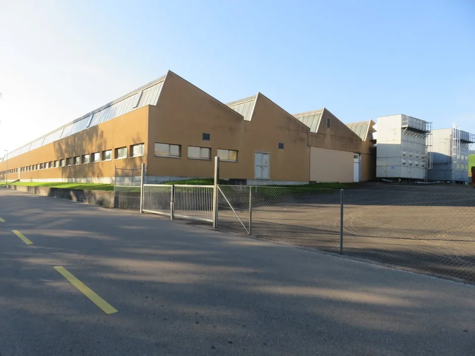 Ca. 11m langer Aussenparkplatz in eingezäuntem Industriegelände Wängi TG