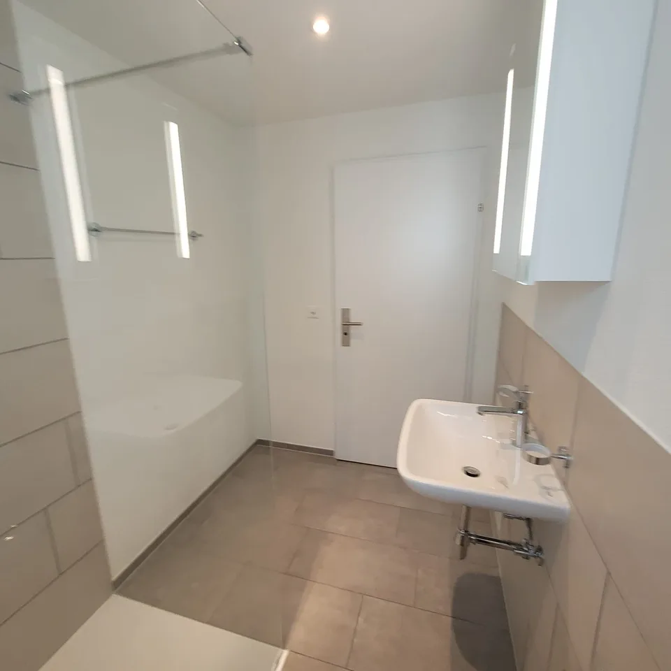 Modernes, voll möbliertes Zimmer