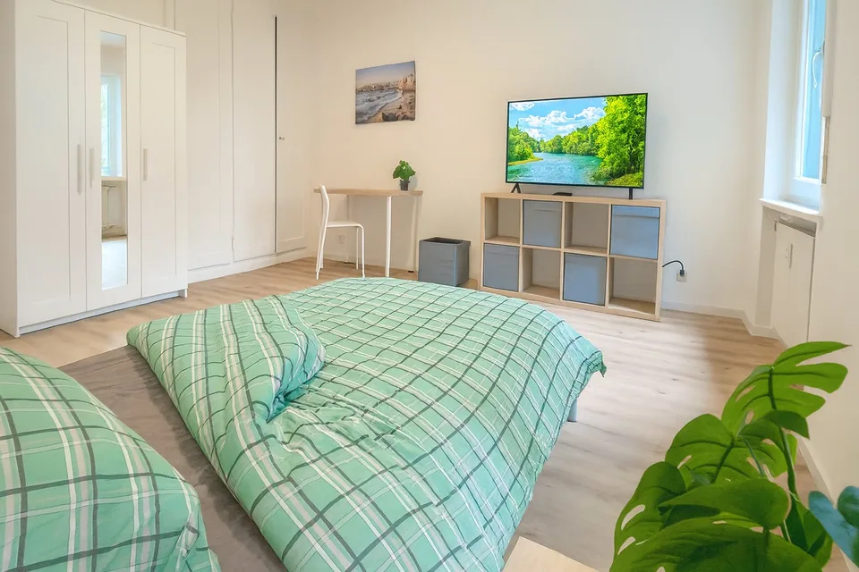 Modernes, voll möbliertes Zimmer