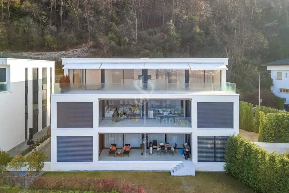 Atticco con vista lago