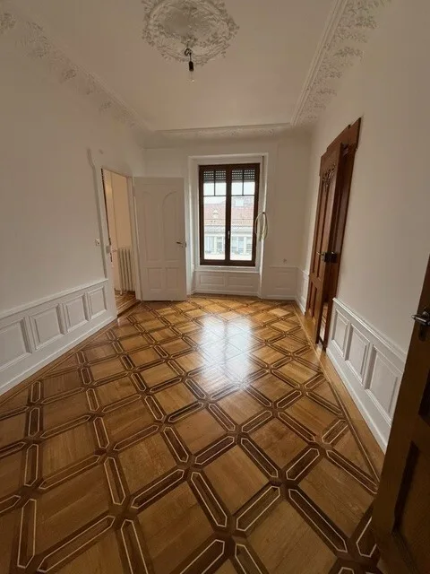 SUPERBES APPARTMENT RENOVIERTE 4 ZIMMER 134 M2 MIT CHARME