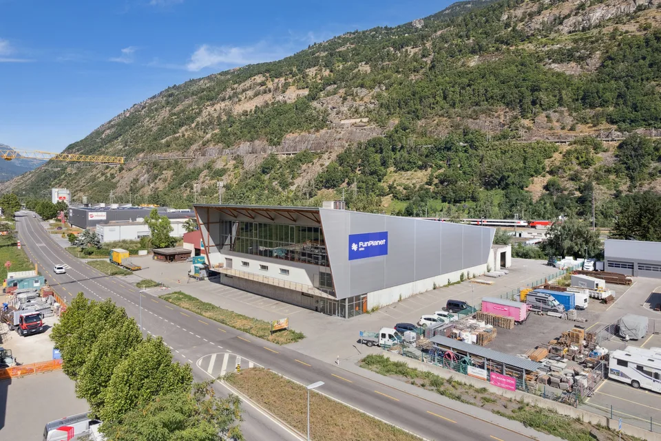 Dépôt d'env 2100 m2 - Bon accès - Proche commodités
