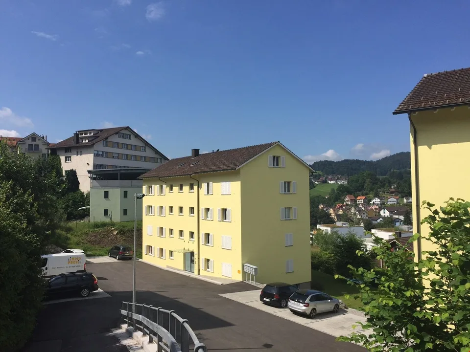 Schöne, helle 4.5  Zimmerwohnung mit toller Aussicht