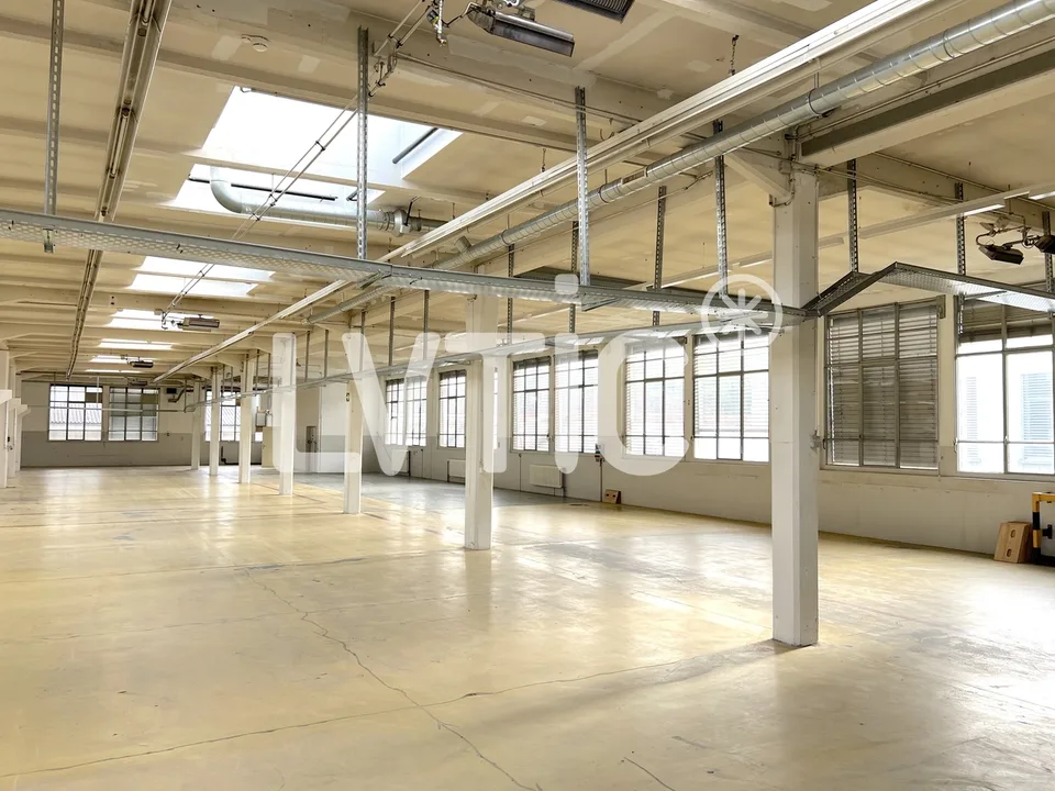 Ateliers, dépôts, locaux de 1370 m2 à louer à Cossonay