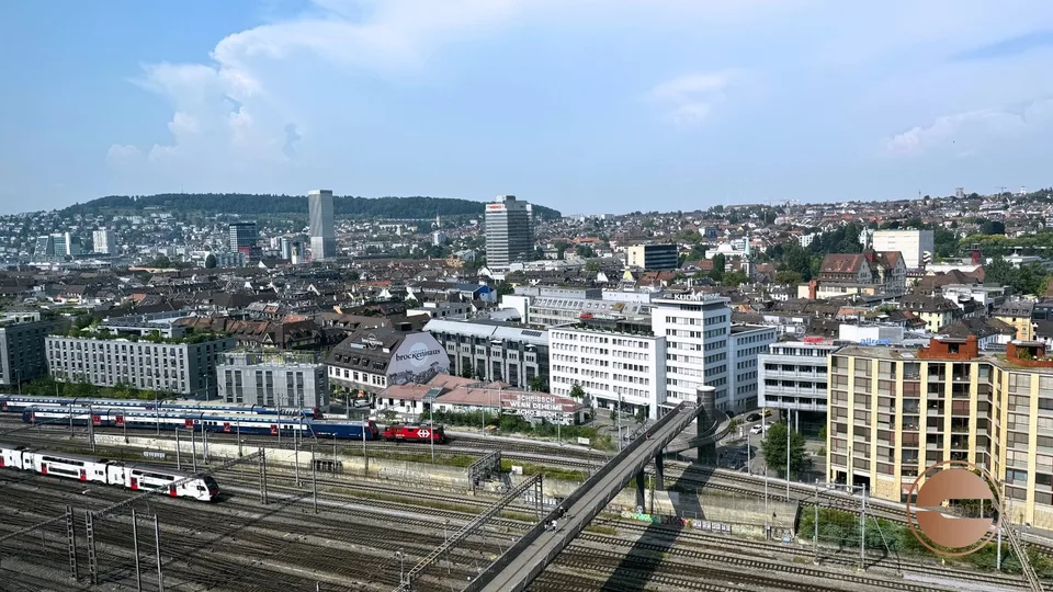 LUXURIÖSES WOHNEN ÜBER DEN DÄCHERN ZÜRICHS /  LUXURIOUS LIVING ABOVE THE ROOFS OF ZURICH