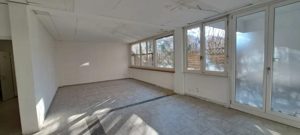 Bienne, grande surface commerciale de 5.5 pièces située au rez-de-chaussée dans une zone fréquentée