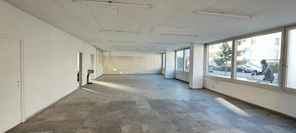 Bienne, grande surface commerciale de 5.5 pièces située au rez-de-chaussée dans une zone fréquentée