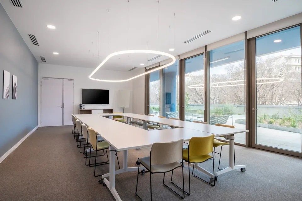 Spazi di lavoro flessibili nella torre R2 Spaces