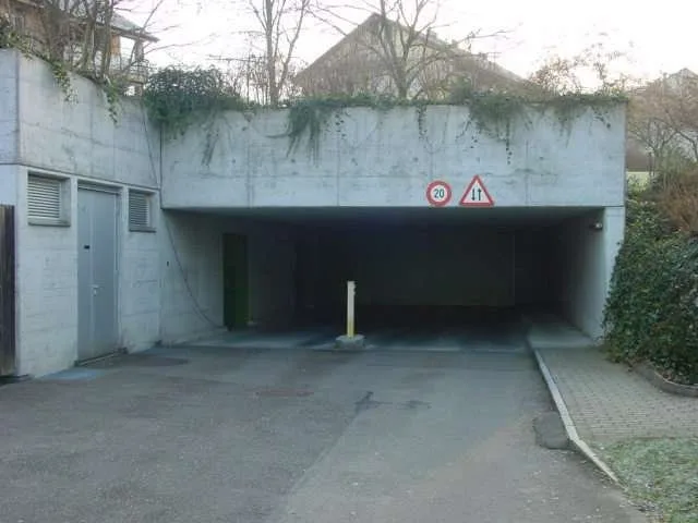 Ihr Parkplatz in der Tiefgarage sicher und trocken !