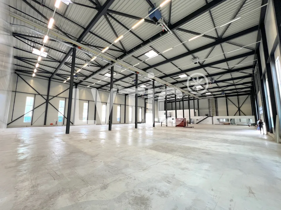 Halle industrielle, bureaux de 2030 m2 à louer proche Sion - Vétroz