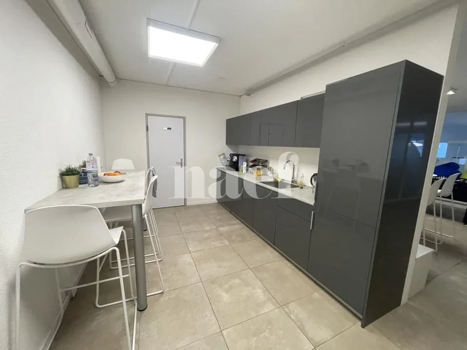 Centre Les Tuillières - Lumineuse surface d'env. 122m2 modulables au 2ème étage d'un immeuble commercial