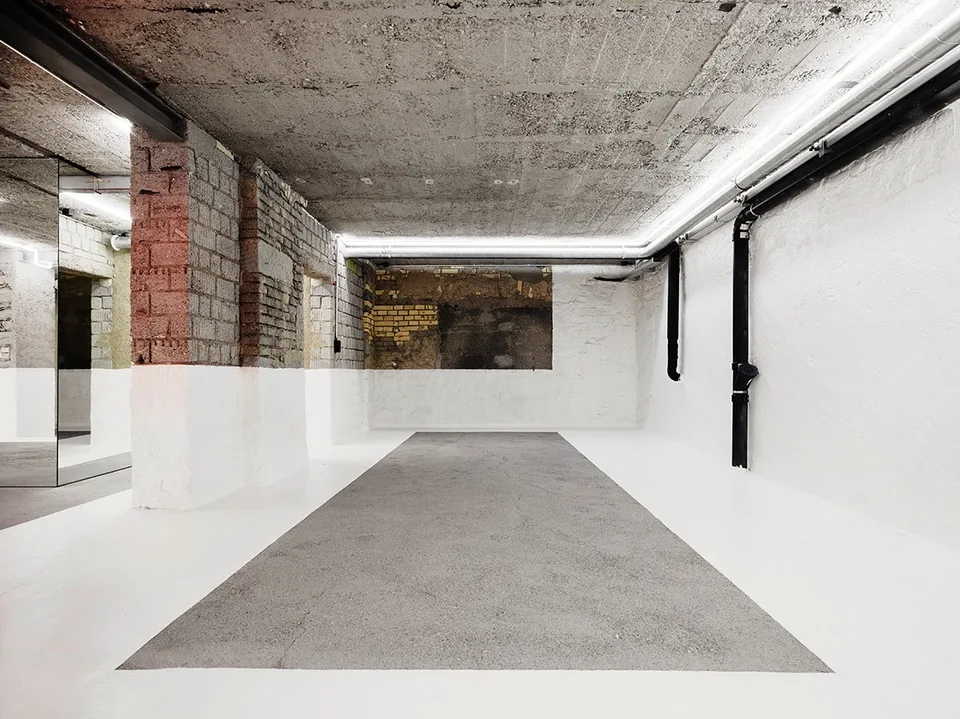 Espace commercial attractif avec stockage, bureau et espace d'exposition en plein centre