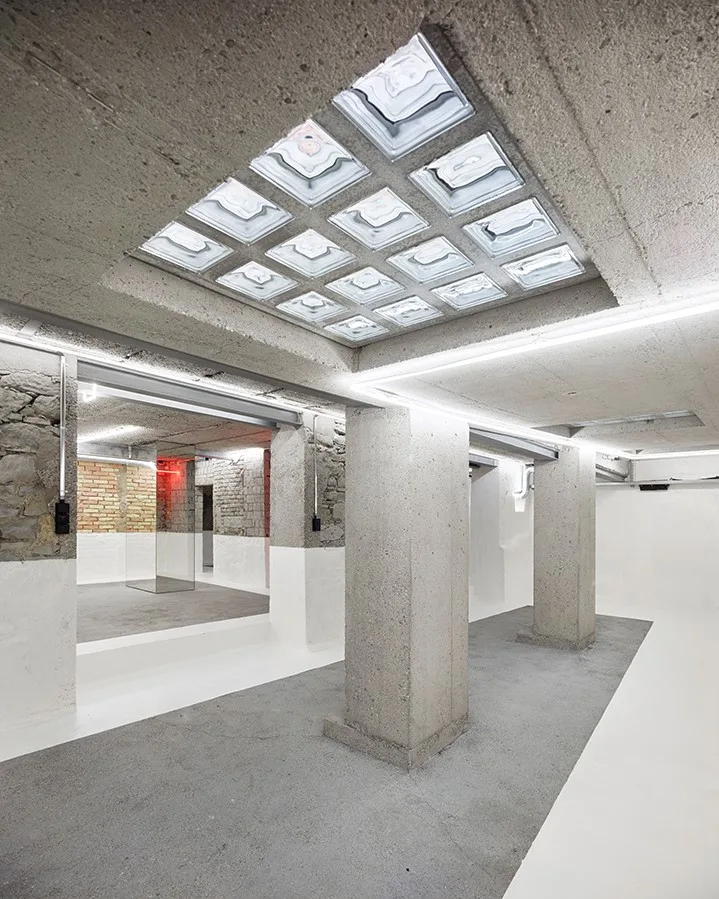 Espace commercial attractif avec stockage, bureau et espace d'exposition en plein centre