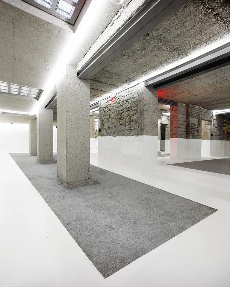 Espace commercial attractif avec stockage, bureau et espace d'exposition en plein centre