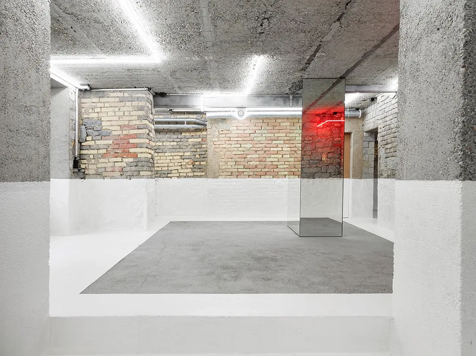 Espace commercial attractif avec stockage, bureau et espace d'exposition en plein centre