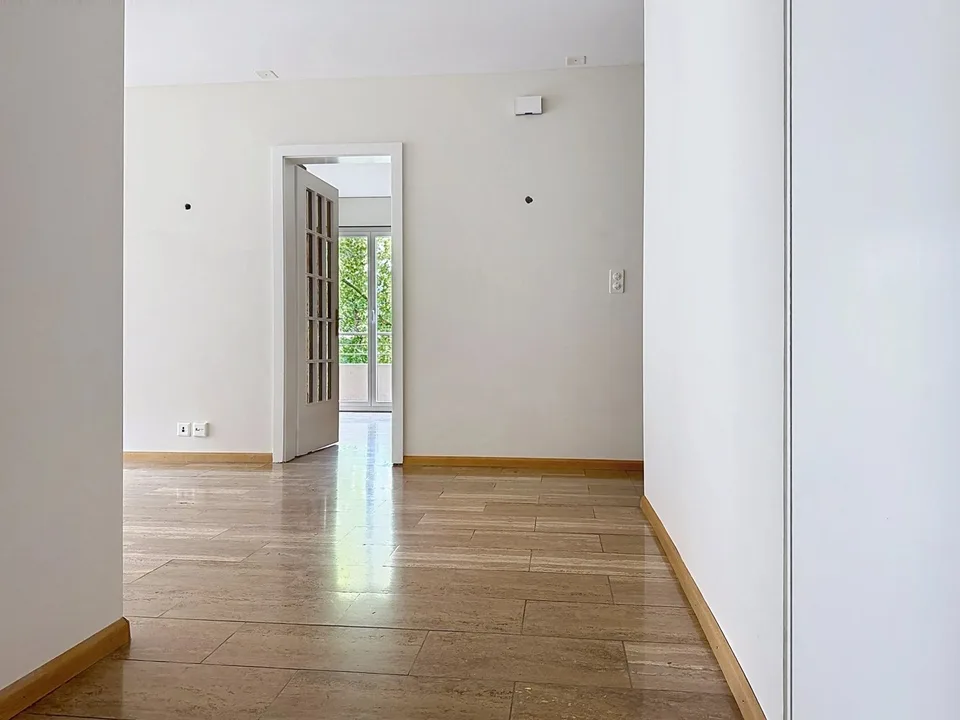 Ampio appartamento di 6.5 locali con balcone e bella luminosità a Sion
