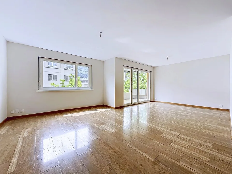 Ampio appartamento di 6.5 locali con balcone e bella luminosità a Sion