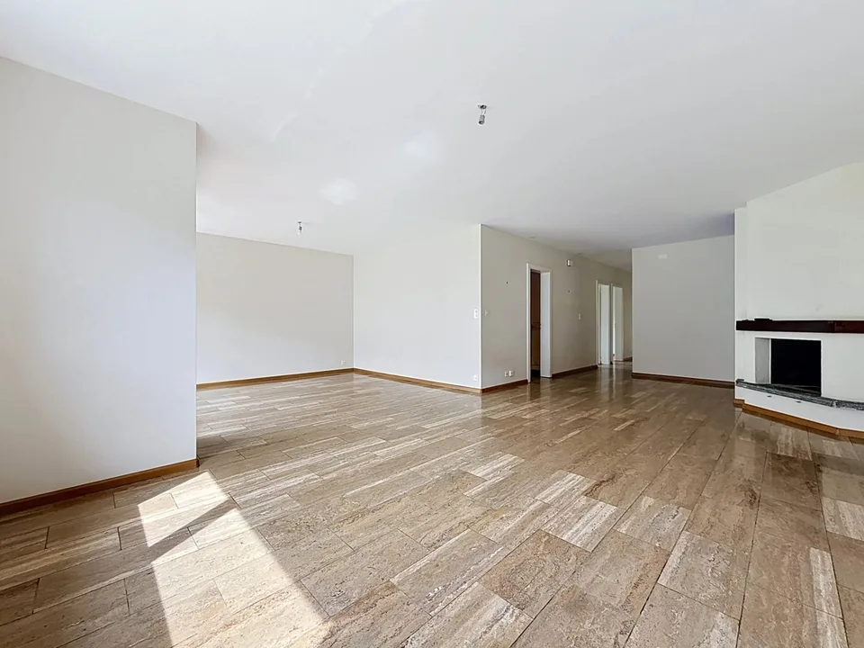 Ampio appartamento di 6.5 locali con balcone e bella luminosità a Sion