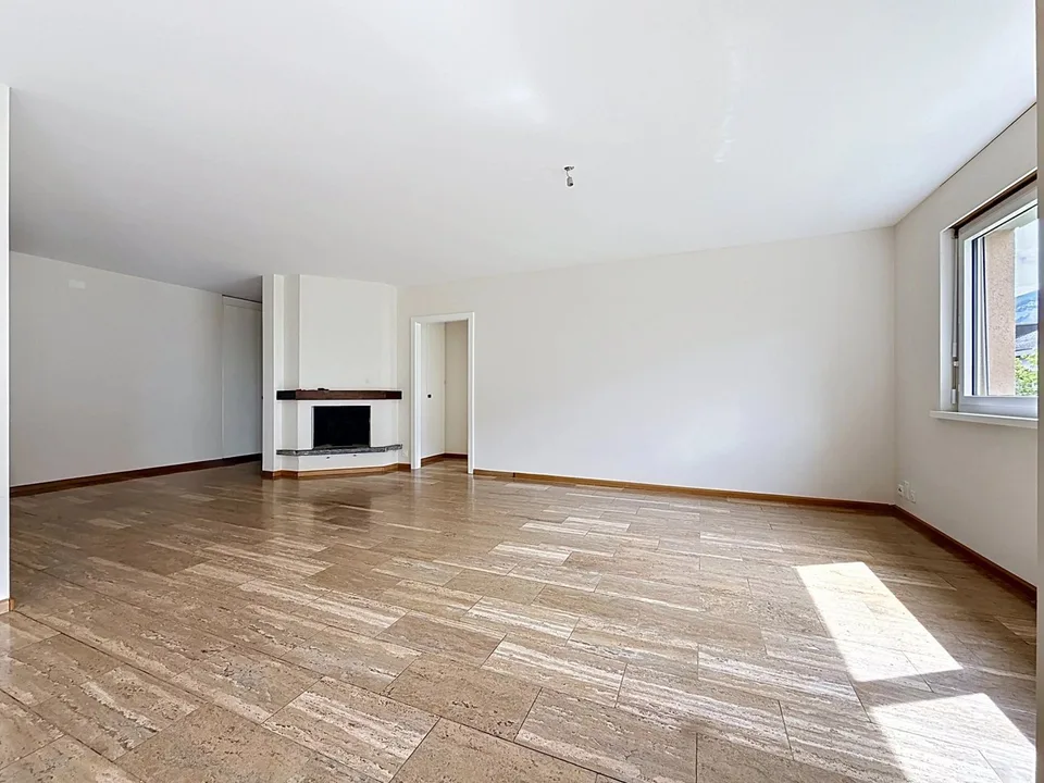Ampio appartamento di 6.5 locali con balcone e bella luminosità a Sion