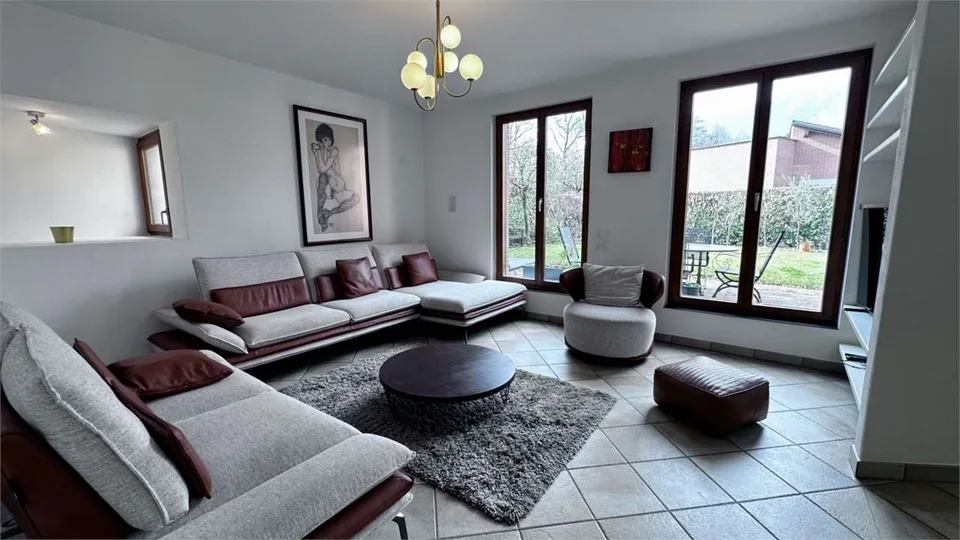 Dans une zone réservée et dans la nature, villa élégante avec jardin et bois