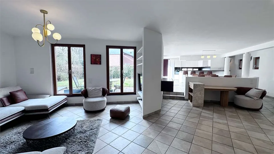 Dans une zone réservée et dans la nature, villa élégante avec jardin et bois