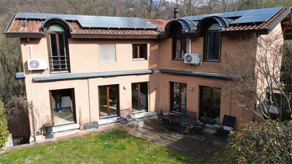 Dans une zone réservée et dans la nature, villa élégante avec jardin et bois