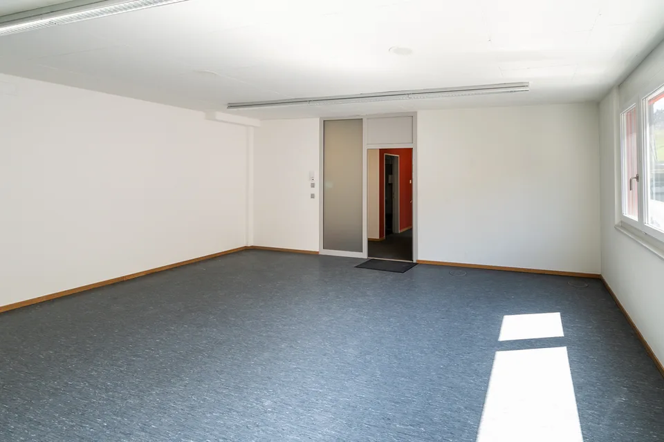 Flexible Büro-, Praxis- oder Lagerräume im 1. OG zu vermieten