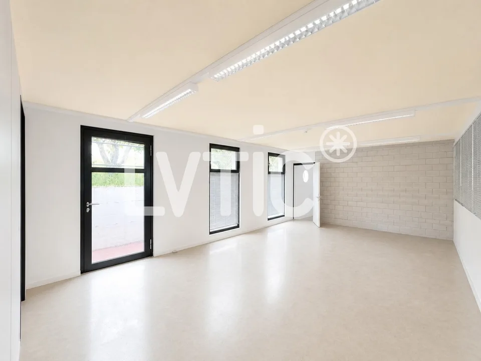 Laboratori, magazzini, ufficio di 622 m2 in affitto a Moudon