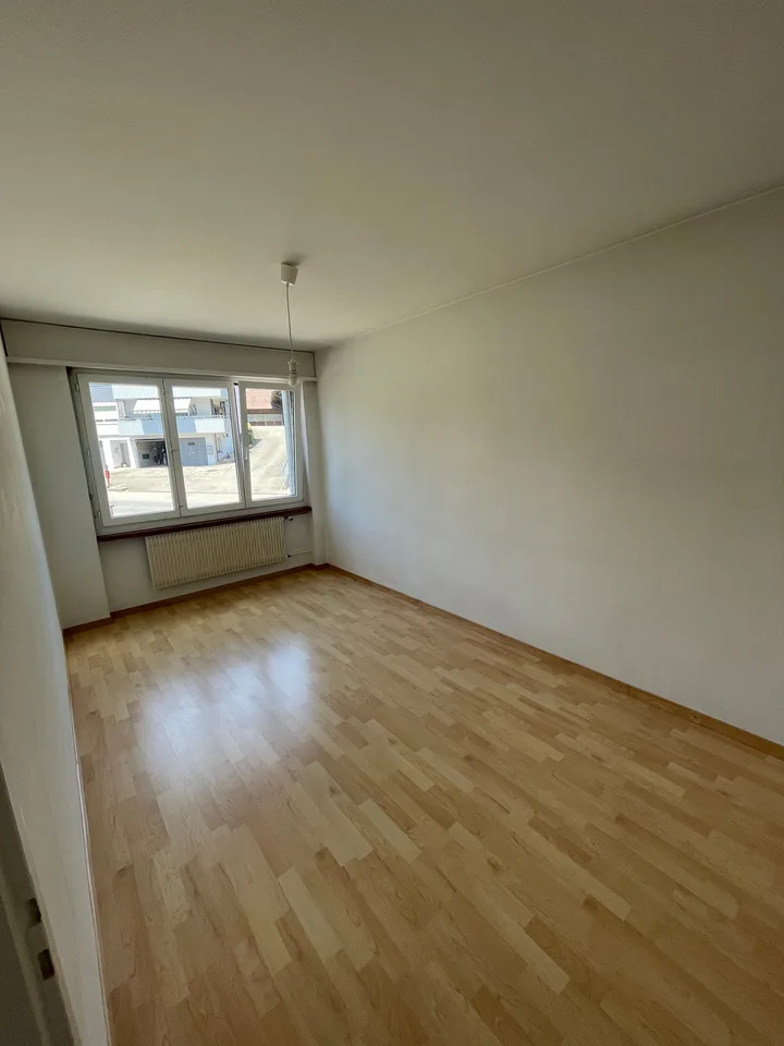 Affascinante appartamento di 4 locali con balcone a Ins