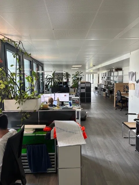 Surfaces de 267 m2, actuels bureaux, possible pour cabinets, etc.