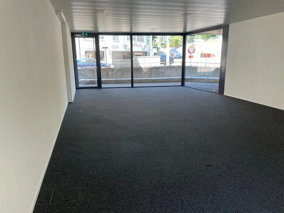 Espace commercial moderne aménagé avec des possibilités d'utilisation polyvalentes