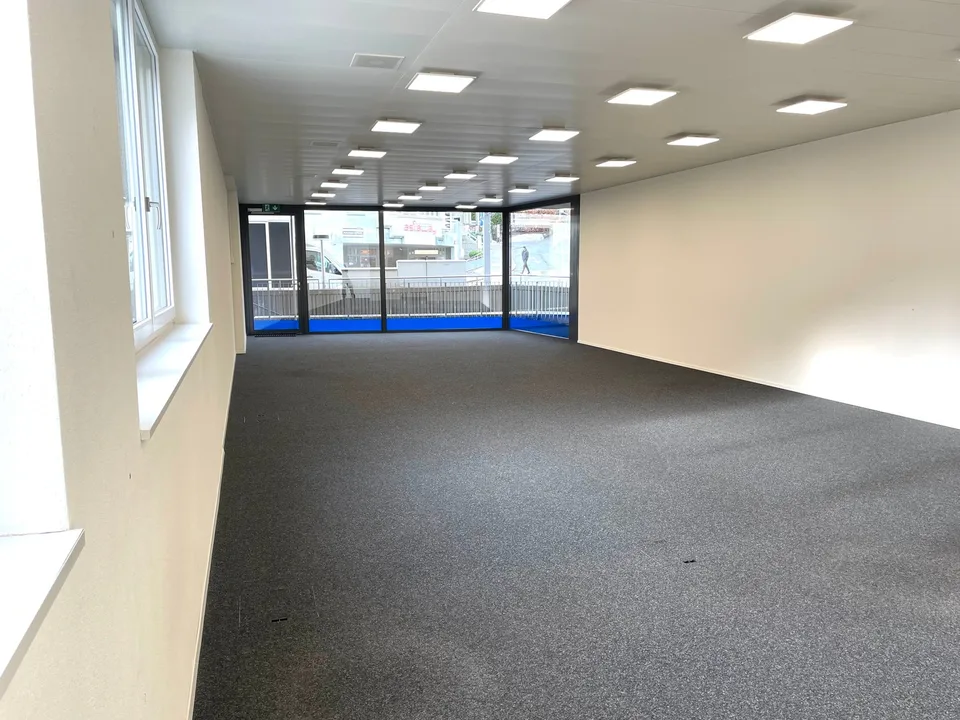 Espace commercial moderne aménagé avec des possibilités d'utilisation polyvalentes