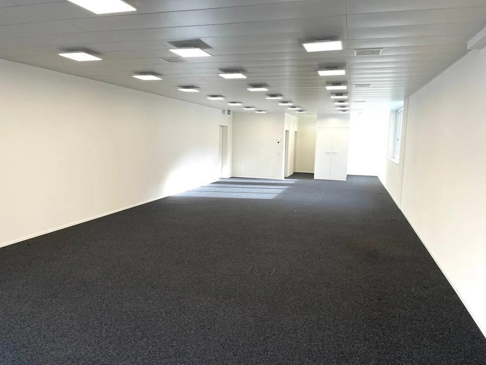 Espace commercial moderne aménagé avec des possibilités d'utilisation polyvalentes