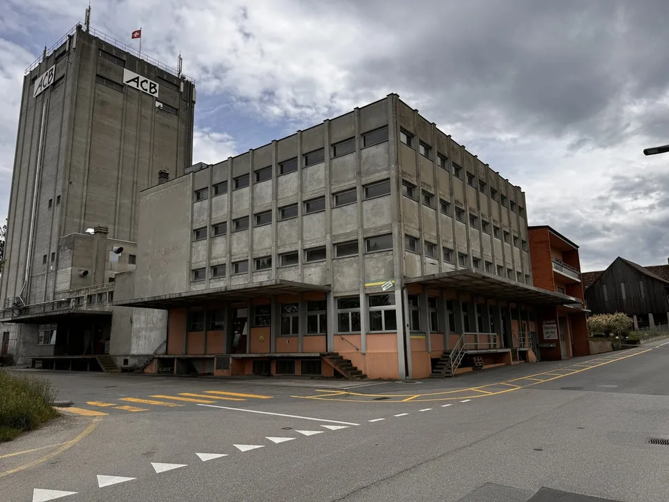 Cugy (FR), à louer, diverses surfaces commerciales, bureaux et dépôts