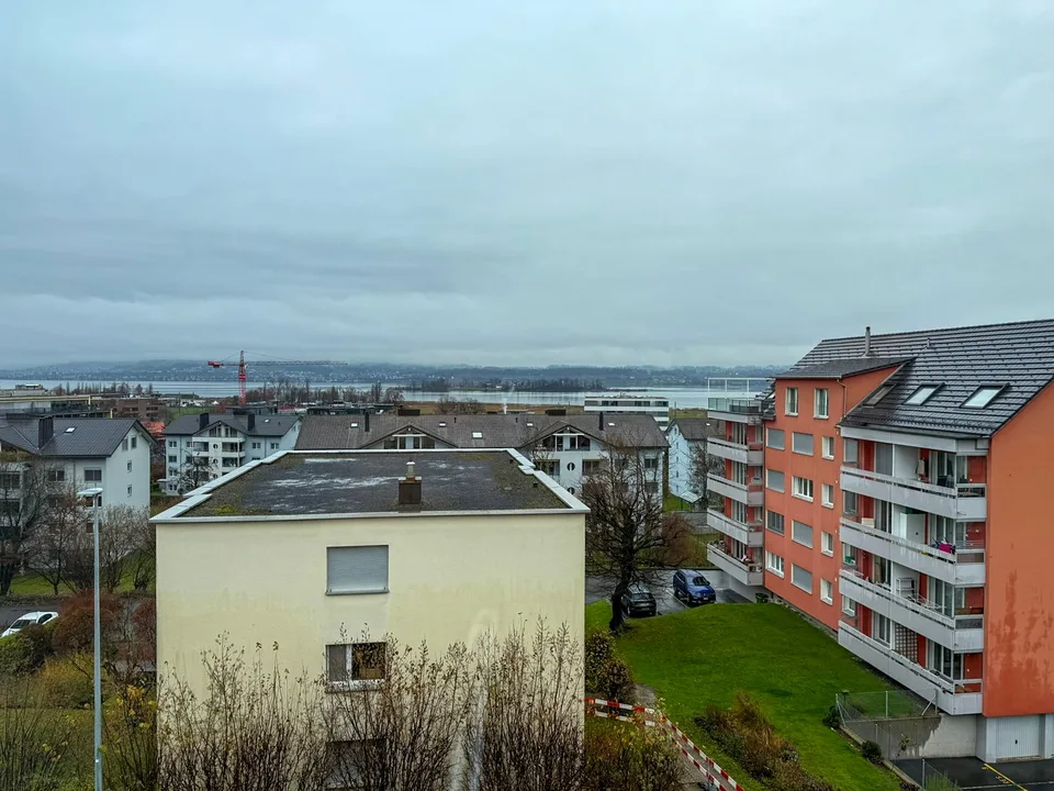Grosszügige helle 6-Zimmer-Wohnung mit Balkon und Seesicht in Pfäffikon SZ