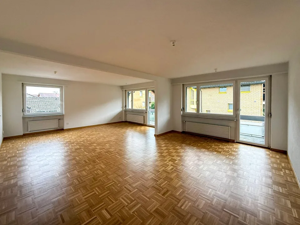 Grosszügige helle 6-Zimmer-Wohnung mit Balkon und Seesicht in Pfäffikon SZ – Foto 8 von 13