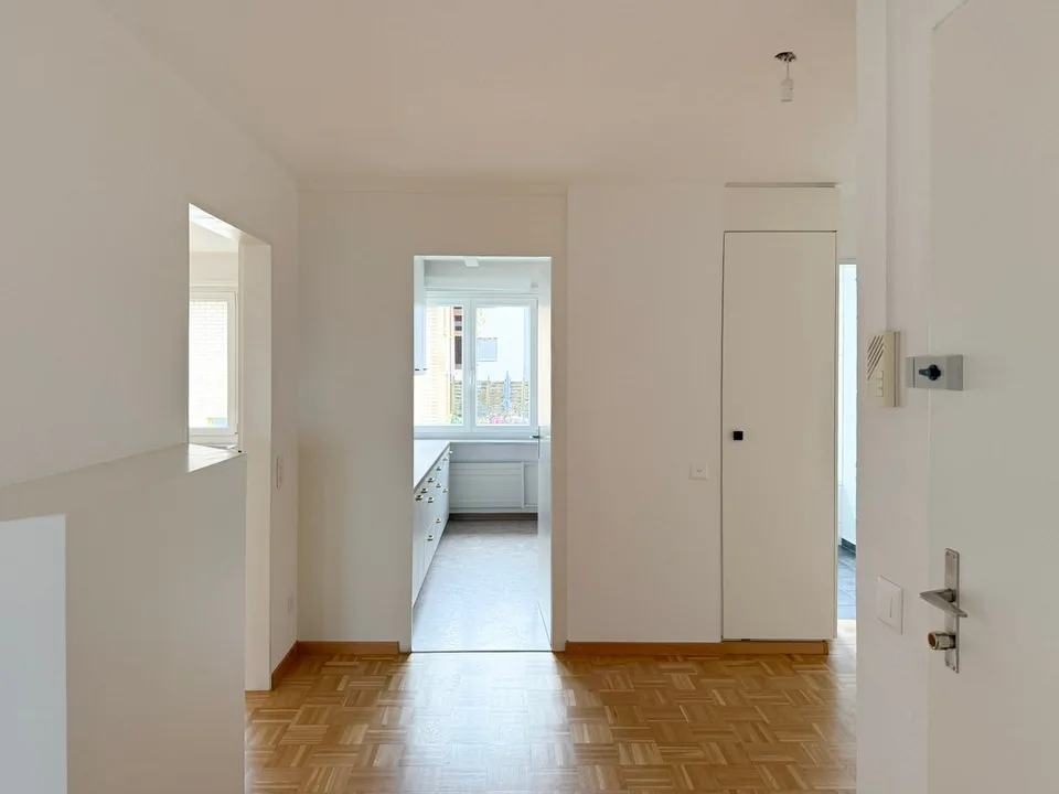 Grosszügige helle 6-Zimmer-Wohnung mit Balkon und Seesicht in Pfäffikon SZ