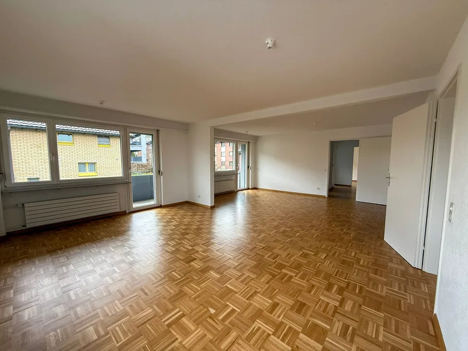 Grosszügige helle 6-Zimmer-Wohnung mit Balkon und Seesicht in Pfäffikon SZ – Foto 7 von 13