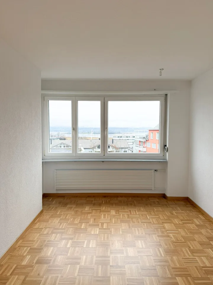Grosszügige helle 6-Zimmer-Wohnung mit Balkon und Seesicht in Pfäffikon SZ