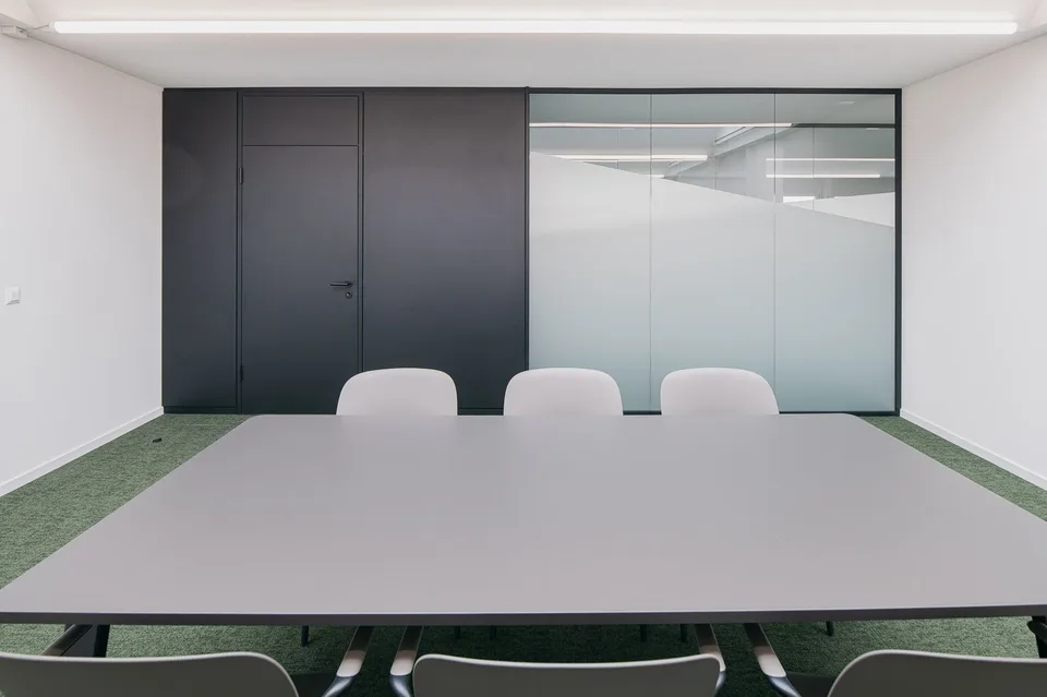 Moderna, Come Nuova & Luminosa – Il Vostro Nuovo Ufficio Vi Aspetta