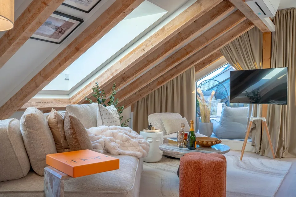 Brandneu: Dachgeschoss-Serviced- und möblierte Wohnung in bester Seefeld-Lage