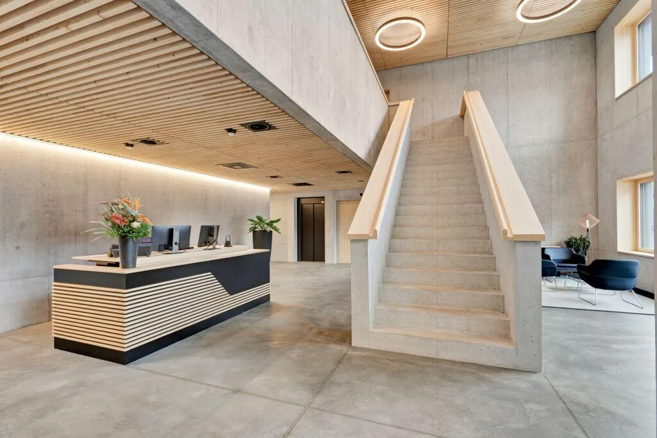 Edificio commerciale moderno con carattere - spazi di diverse dimensioni