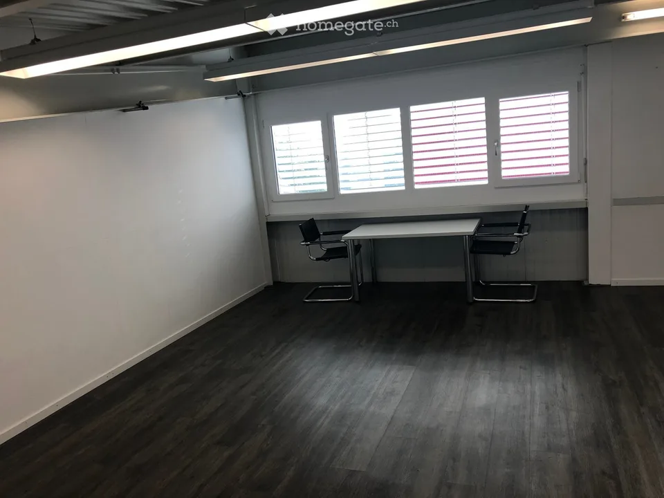 Helles Büro / Praxis / Therapieraum an zentraler Lage in Mönchaltorf