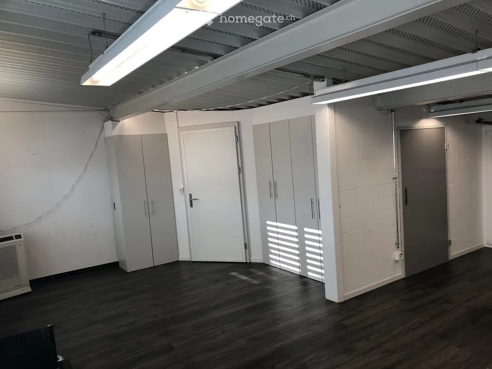 Helles Büro / Praxis / Therapieraum an zentraler Lage in Mönchaltorf