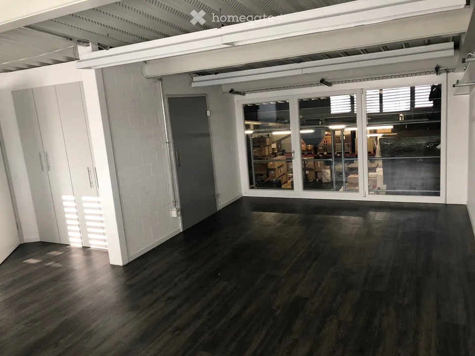 Helles Büro / Praxis / Therapieraum an zentraler Lage in Mönchaltorf