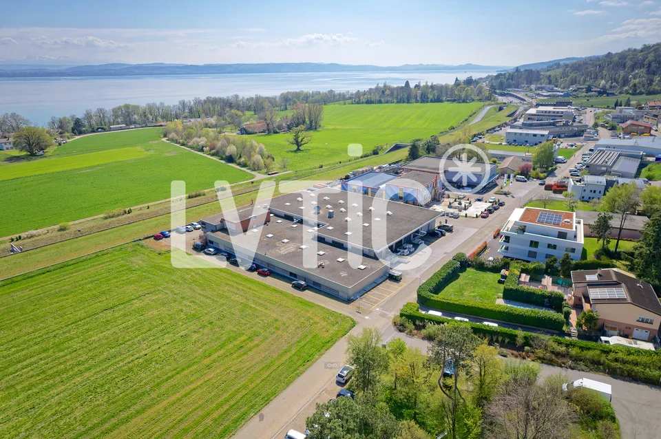 Halle industrielle, bureaux de 3600 m2 à louer proche Cortaillod
