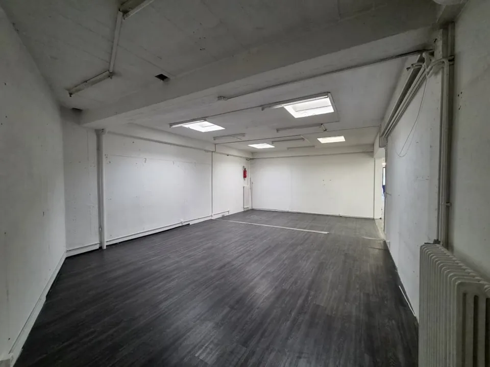 Lokal mit etwa 174m2 in der Erdgeschoss-Etage.
